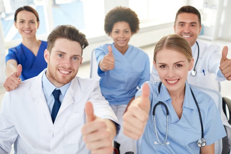 medicos-felices-768×512